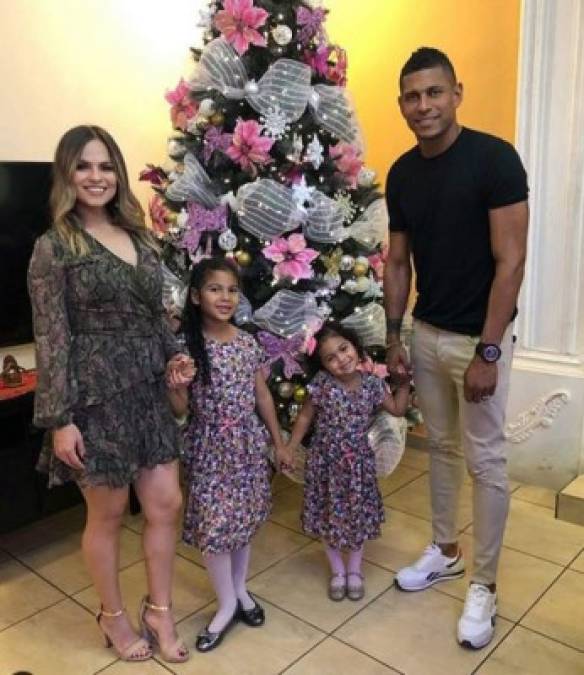 Carlo Costly: El delantero hondureño junto a su esposa Karen Torres y sus bellas hijas. Por ahora el atacante no tiene club ya que no siguió en Marathón.