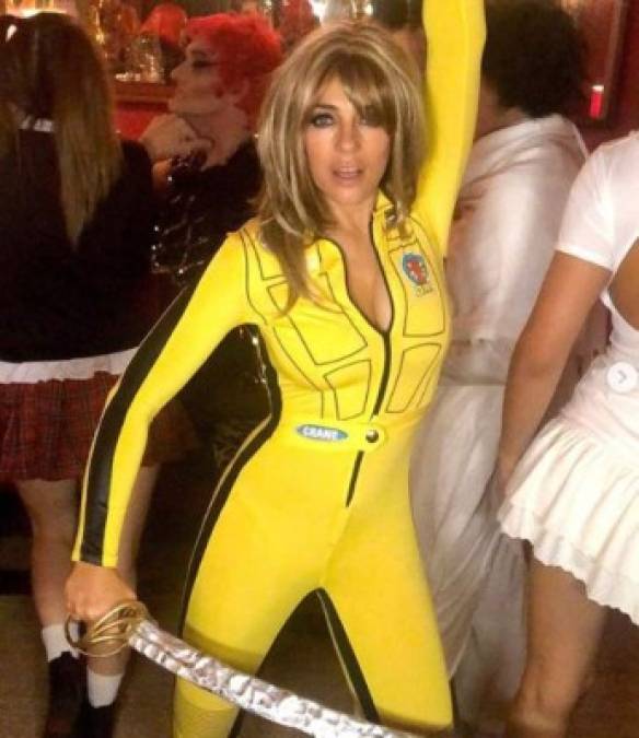 Elizabeth Hurley lució muy sexy con su traje amarillo disfrazada de Uma Thurman en 'Kill Bill'.