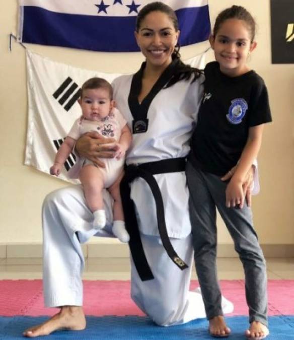 Además de ser madre de dos niñas, Nora Erazo es ingeniera industrial, presentadora de televisión, exitosa deportista y entrenadora personal certificada.