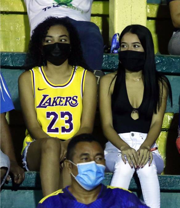 En el estadio Humberto Micheletti, estas chicas llegaron para ver el juego entre Honduras Progreso y UPN.