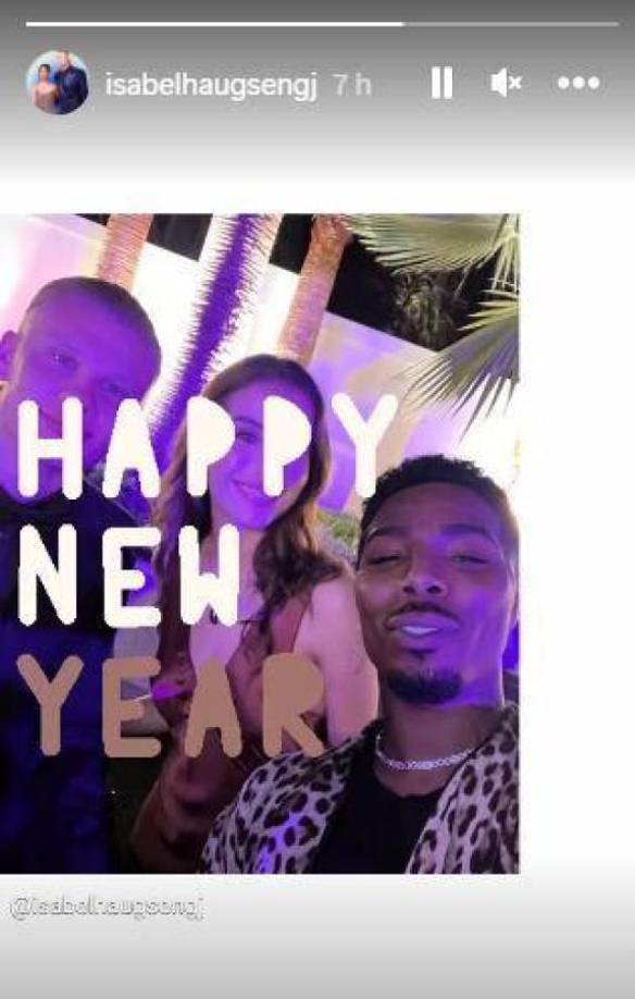 Erling Haaland: El atacante noruego del Manchester City con su novia y un amigo.