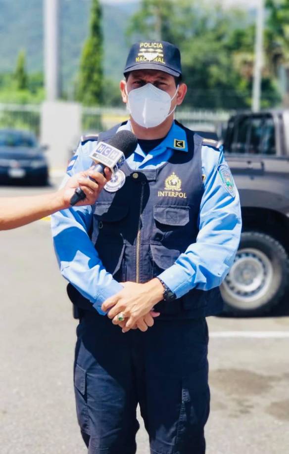 En 2007 se graduó como licenciado y recibió el <b>“Premio de Espíritu Policial”</b>. Posteriormente, continuó su formación académica con dos maestrías, una en Derecho Procesal Penal y otra en Criminología, y actualmente se prepara para obtener su doctorado en Gerencia Administrativa.