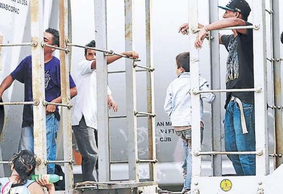 Así arriesgan padres hondureños a sus bebés al subirlos a la 'Bestia”