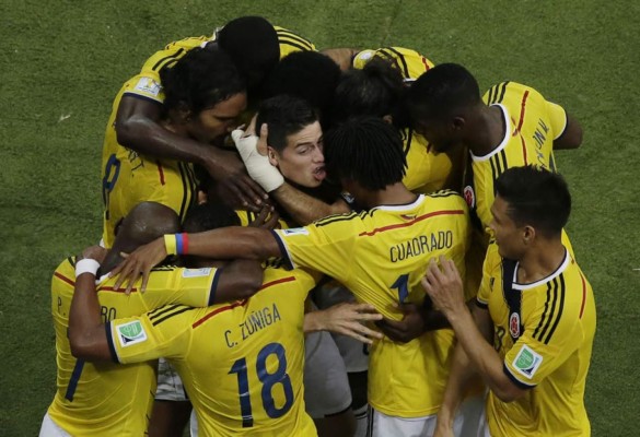 Un soberbio James guia a Colombia y se cita con Brasil en cuartos