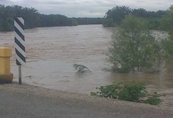 Ríos desbordados y comunidades incomunicadas por lluvias en Colón