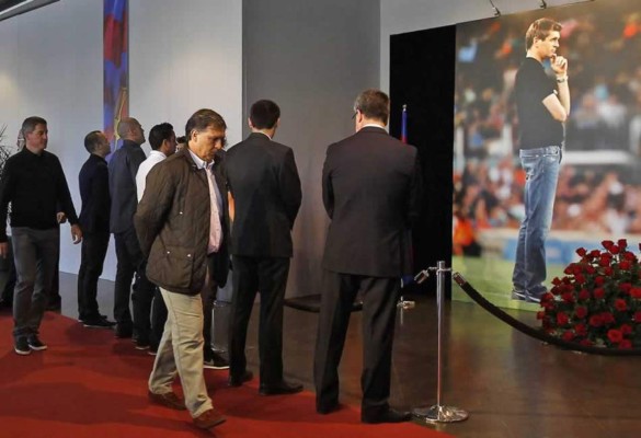 El FC Barcelona rinde homenaje a Vilanova en el Camp Nou