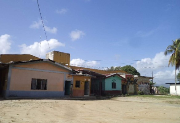 Reo hondureño conquista por teléfono a una mujer y terminan casándose