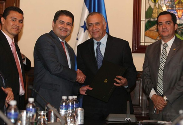 Hernández entrega al Congreso nueva ley de protección social