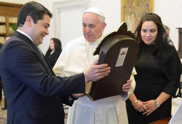 Juan Orlando Hernández se reunió con el Papa y lo invitó a Honduras