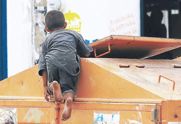 Así arriesgan padres hondureños a sus bebés al subirlos a la 'Bestia”