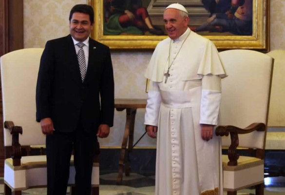 Juan Orlando Hernández se reunió con el Papa y lo invitó a Honduras