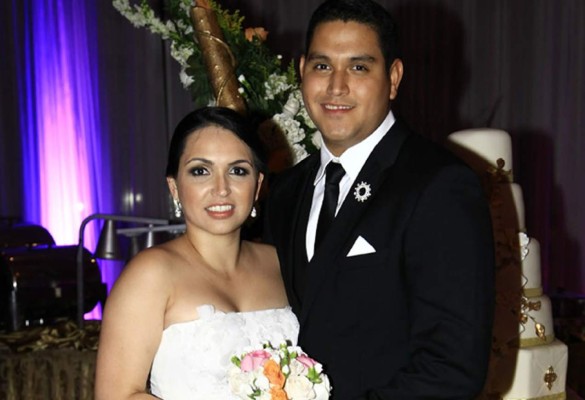 Joel Heyer y Vivian Zúniga se prometen amor en el altar