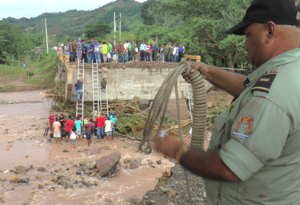 Honduras: Caída de puente deja interrumpido el paso en Planes, Colón