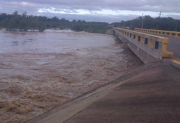 Ríos desbordados y comunidades incomunicadas por lluvias en Colón