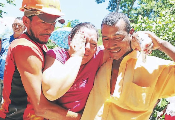 Entre lágrimas y protestas suspenden búsqueda de mineros