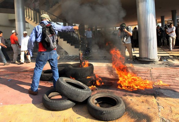 Libre arma zafarrancho nunca antes visto en el Congreso de Honduras