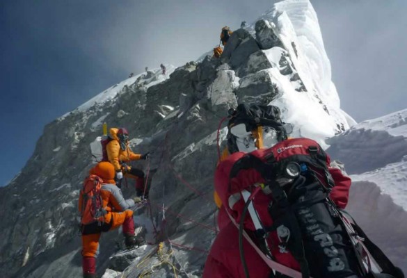 Al menos 12 muertos en el alud más mortífero de la historia del Everest