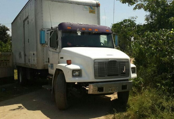 Capturan supuesta banda con camión y producto robado