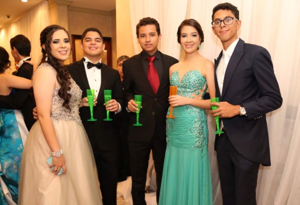 Majestuosa recepción por los graduados de la Elvel School