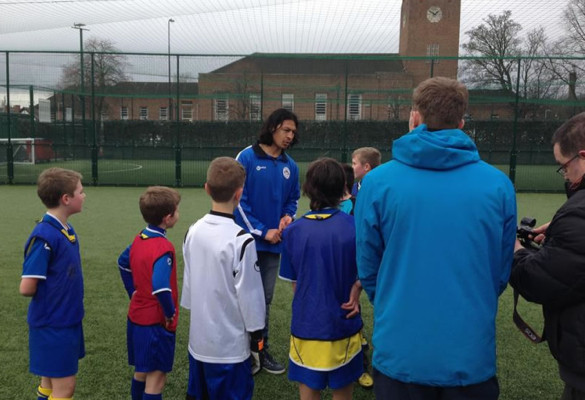 Roger Espinoza visita a niños campeones de Wigan