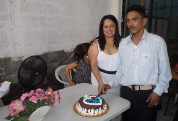 Reo hondureño conquista por teléfono a una mujer y terminan casándose