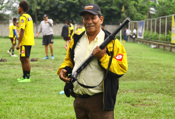 De paracaidista, soldado y policía a guardia de la realeza