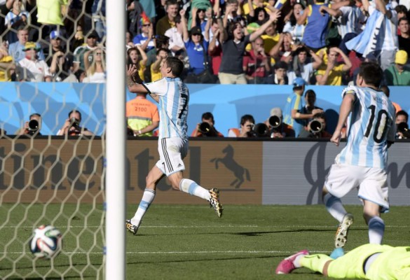 Di María se viste de Ángel y lleva a Argentina a cuartos