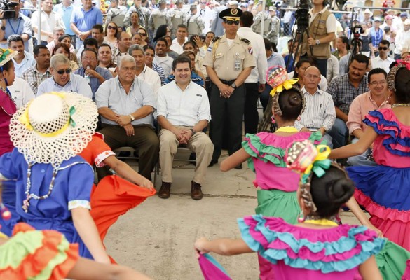 Juan Orlando Hernández: 'Delincuentes son como las cucarachas”