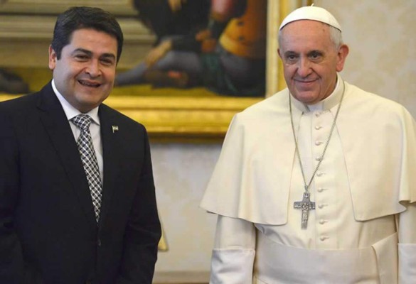 Juan Orlando Hernández se reunió con el Papa y lo invitó a Honduras