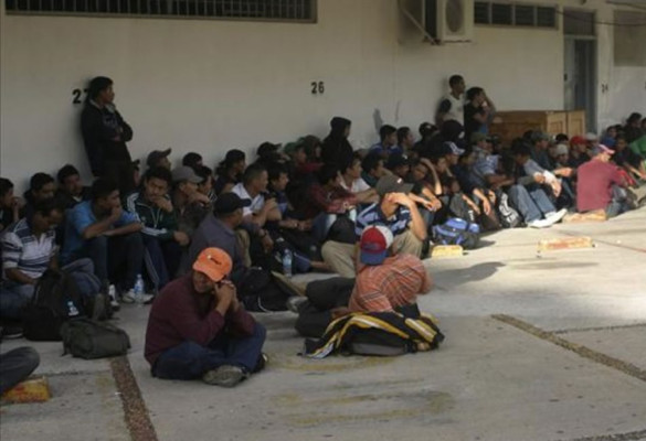 Detienen a 241 hondureños migrantes en México