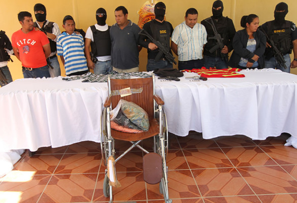 Video: Delincuentes usan silla de ruedas para asaltar un banco