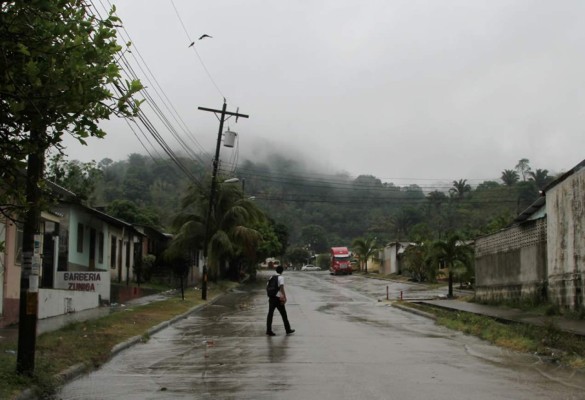 Diez horas al mes reciben agua en colonia de Choloma