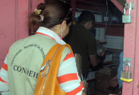 Decomisan medicinas que vendían en glorietas de hospital de La Ceiba