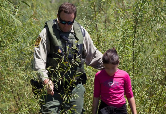 Activistas piden medidas humanitarias para niños que cruzan solos la frontera