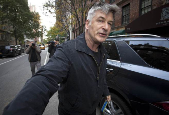 Alec Baldwin busca culpables