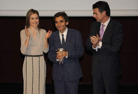 Adolfo Domínguez recibe el Premio Nacional al Diseñador de Moda