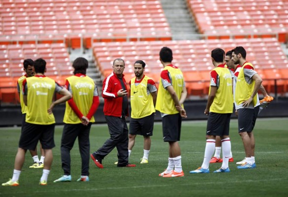 Nuri Sahin no jugaría ante Honduras por lesión