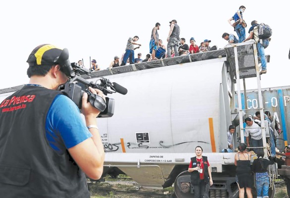 Así arriesgan padres hondureños a sus bebés al subirlos a la 'Bestia”