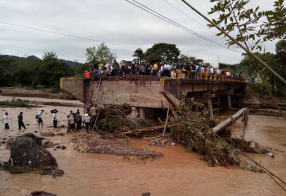 Honduras: Caída de puente deja interrumpido el paso en Planes, Colón