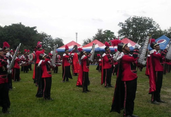Reñido pulso entre las bandas marciales de Honduras