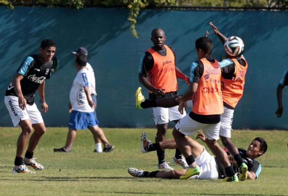 Arnold Peralta y Boniek García siguen entre algodones