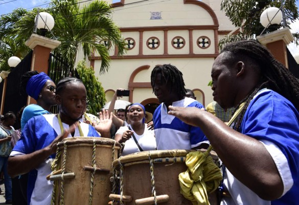 Artistas garífunas y compañeros de grupo le rinden tributo a Anderson