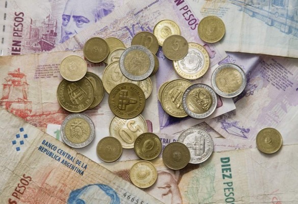 El peso argentino vuelve a caer en medio de rumores de fricción en el gobierno