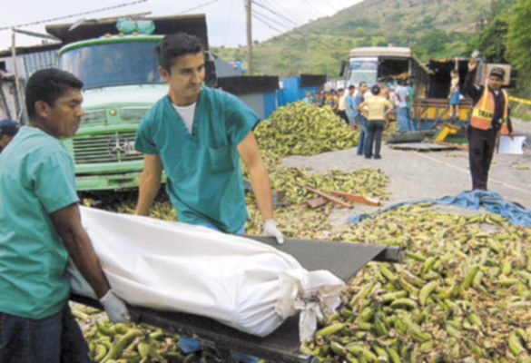 Hombre muere al volcarse camión