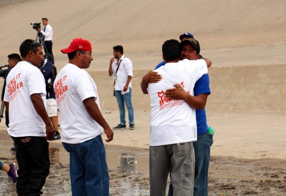 Emotivo reencuentro de inmigrantes en el Río Bravo