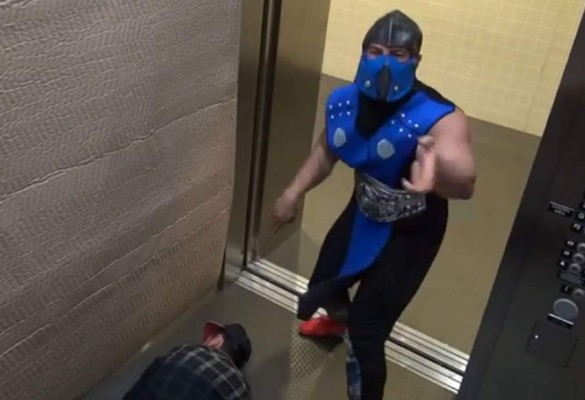 Video: Sub Zero le hace la fatality a personas en un elevador