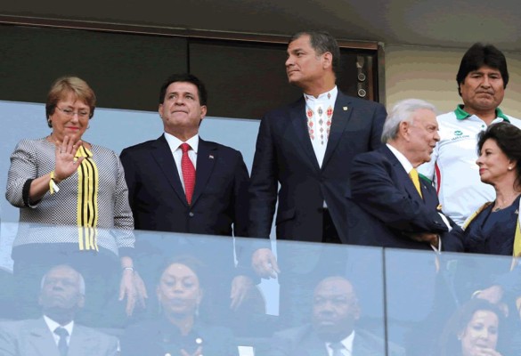 Neymar y un penal inexistente alivian el estreno de Brasil