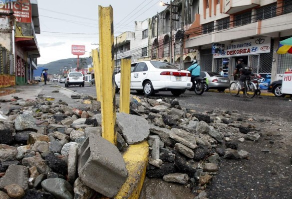 Caos y destrozos en San Pedro Sula por 40 minutos de lluvia  