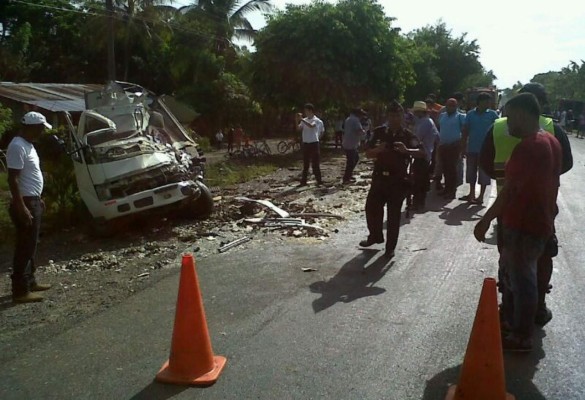 Chocan camión y bus en Yoro: un muerto y 30 heridos