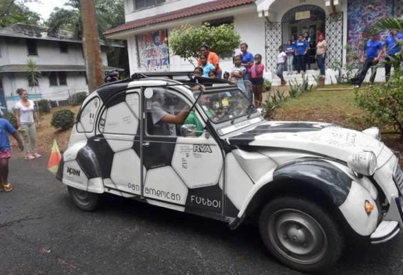 Franceses viajan al Mundial en un Citröen pintado como balón